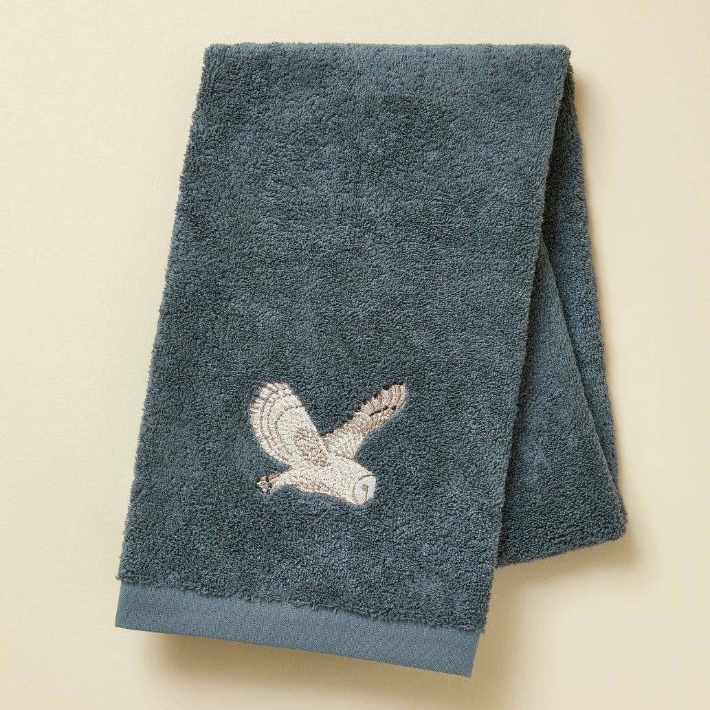 RØGBLÅ SLØRUGLE Håndklæde 50x100 cm. Design med en broderet slørugle i beige og råhvide nuancer på en røgblå bund.