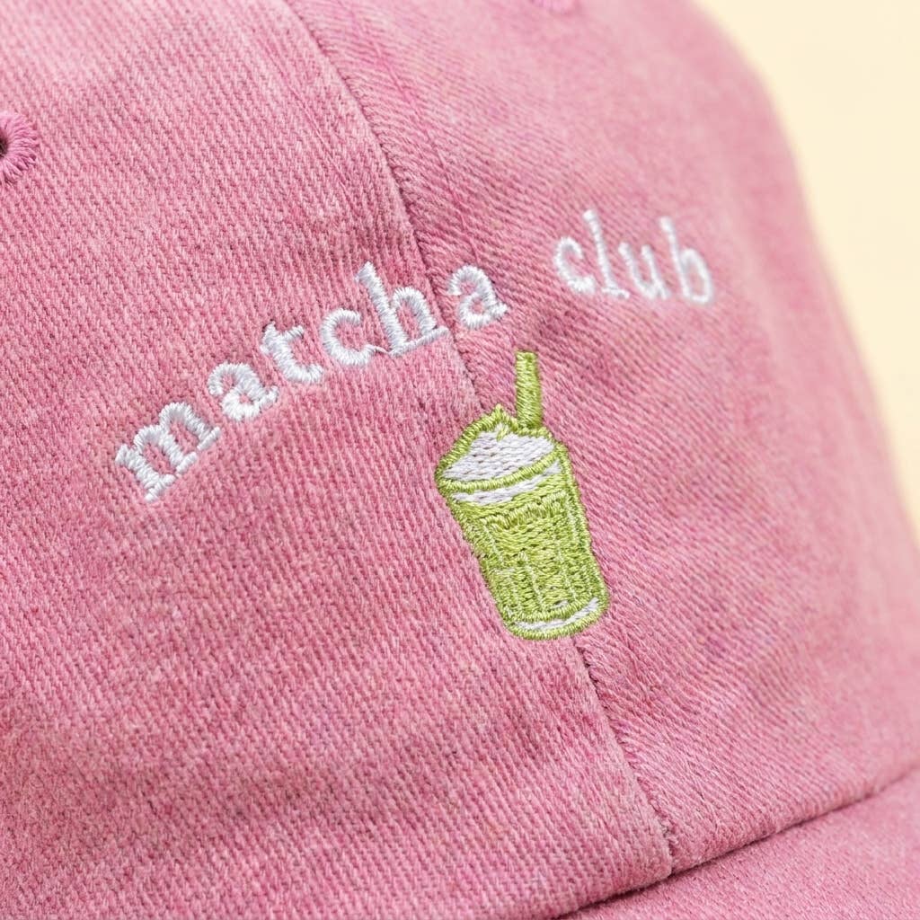 MATCHA CLUB Lyserød Broderet Kasket, lyserød kasket med hvid tekst og grønt matchaglas