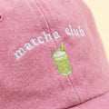 MATCHA CLUB Lyserød Broderet Kasket, nærbillede af broderet matchaglas og tekst