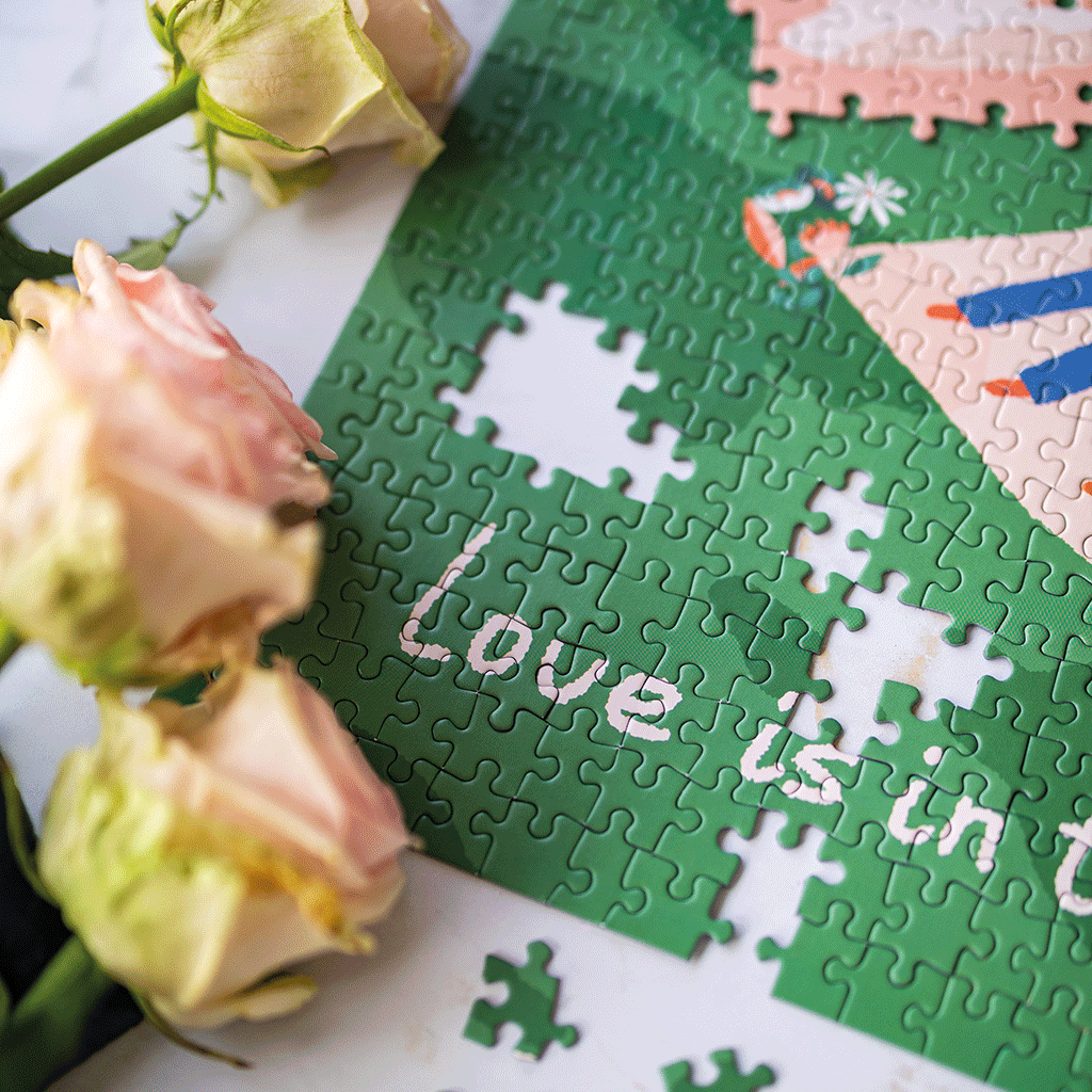 LOVE IS IN THE AIR Puslespil med 500 brikker – næsten samlet puslespil med tekst og blomster
