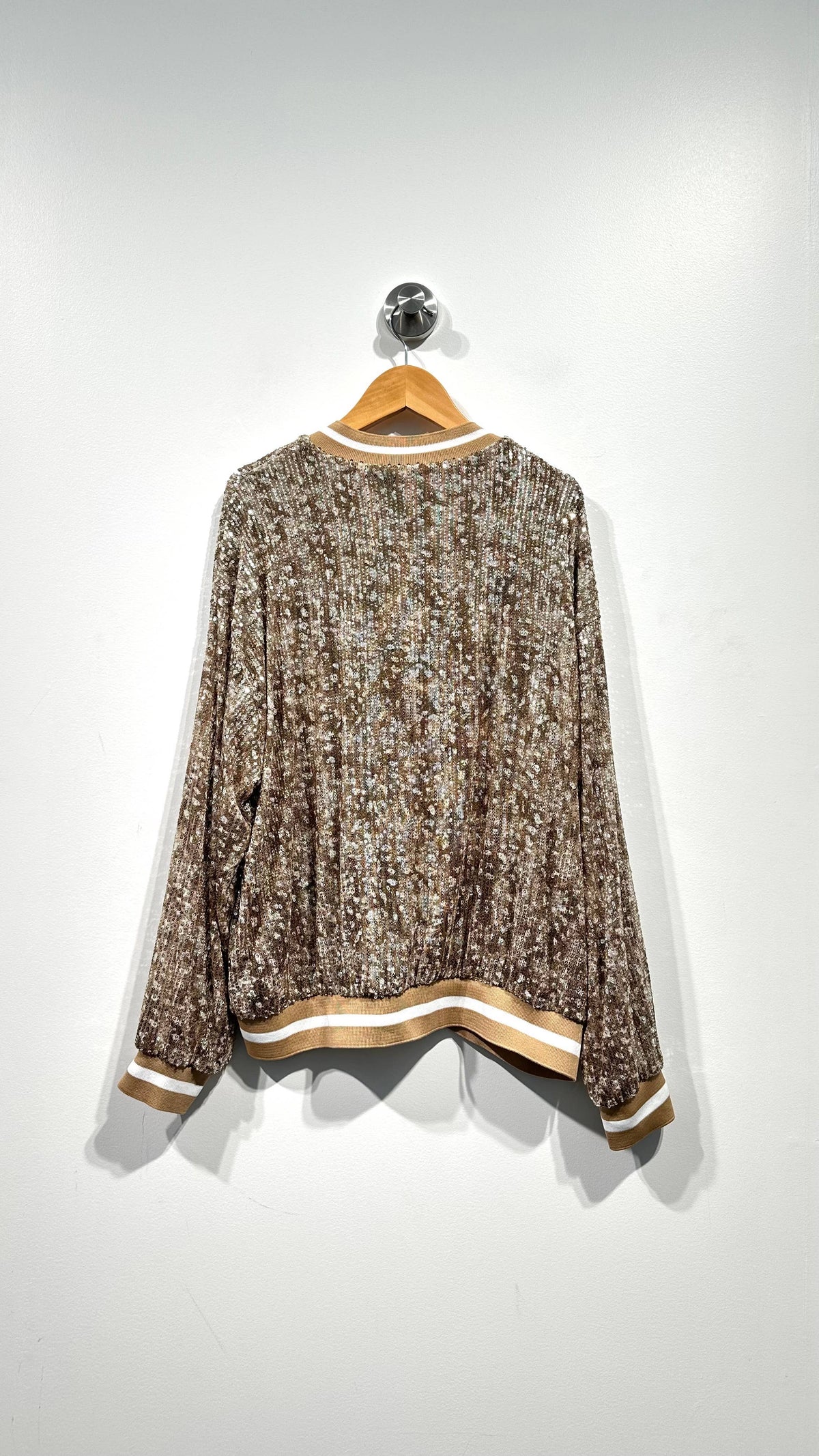 BEIGE BAMBI Palietbomber. Beige og brun palietbomber med dyremønster, vist på model eller bøjle.