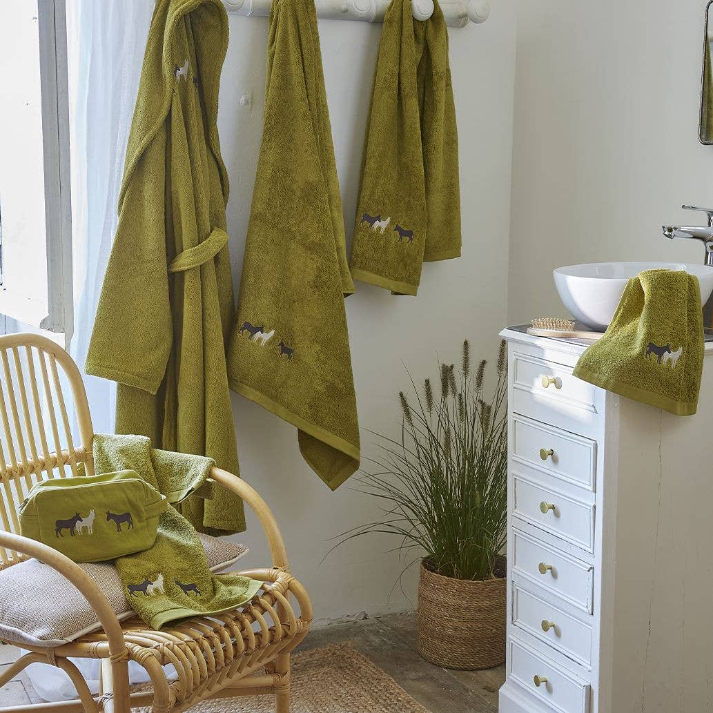OLIVENGRØNNE ÆSLER Håndklæde 50x100 cm. Design med små broderede æsler i mørke og lyse nuancer på en olivengrøn bund.
