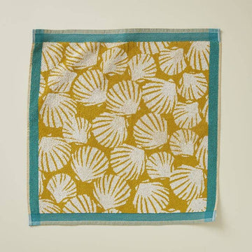 GULE MUSLINGER Gæstehåndklæde 50x50 cm. Design med gule og hvide muslinger med en turkis kant.