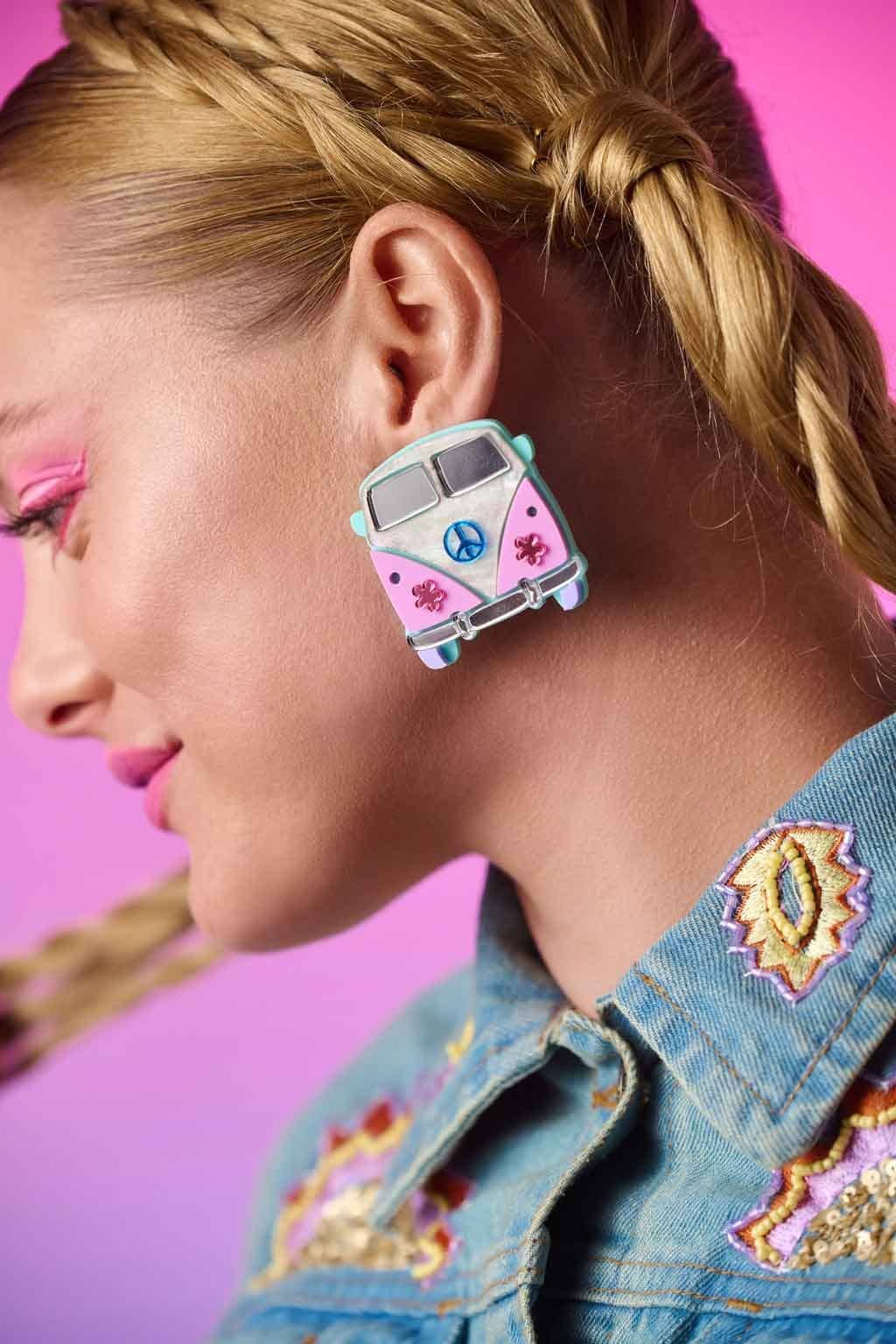 PASTEL HIPPIEBUS Øreringe. Pastelfarvet hippiebusørering båret af en model.
