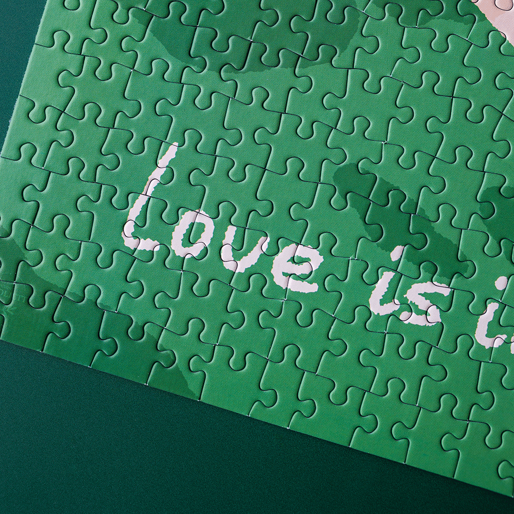 LOVE IS IN THE AIR Puslespil med 500 brikker – nærbillede af teksten LOVE IS IN THE AIR