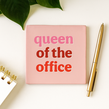 QUEEN OF THE OFFICE Dekorativ Flise