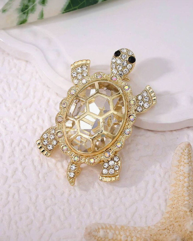 GYLDEN SKILDPADDE Broche, skildpadde med lyse sten og gyldent skjold