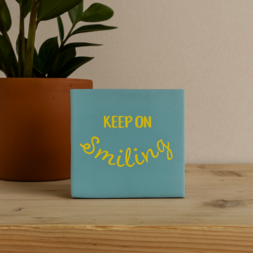KEEP ON SMILING Dekorativ Flise