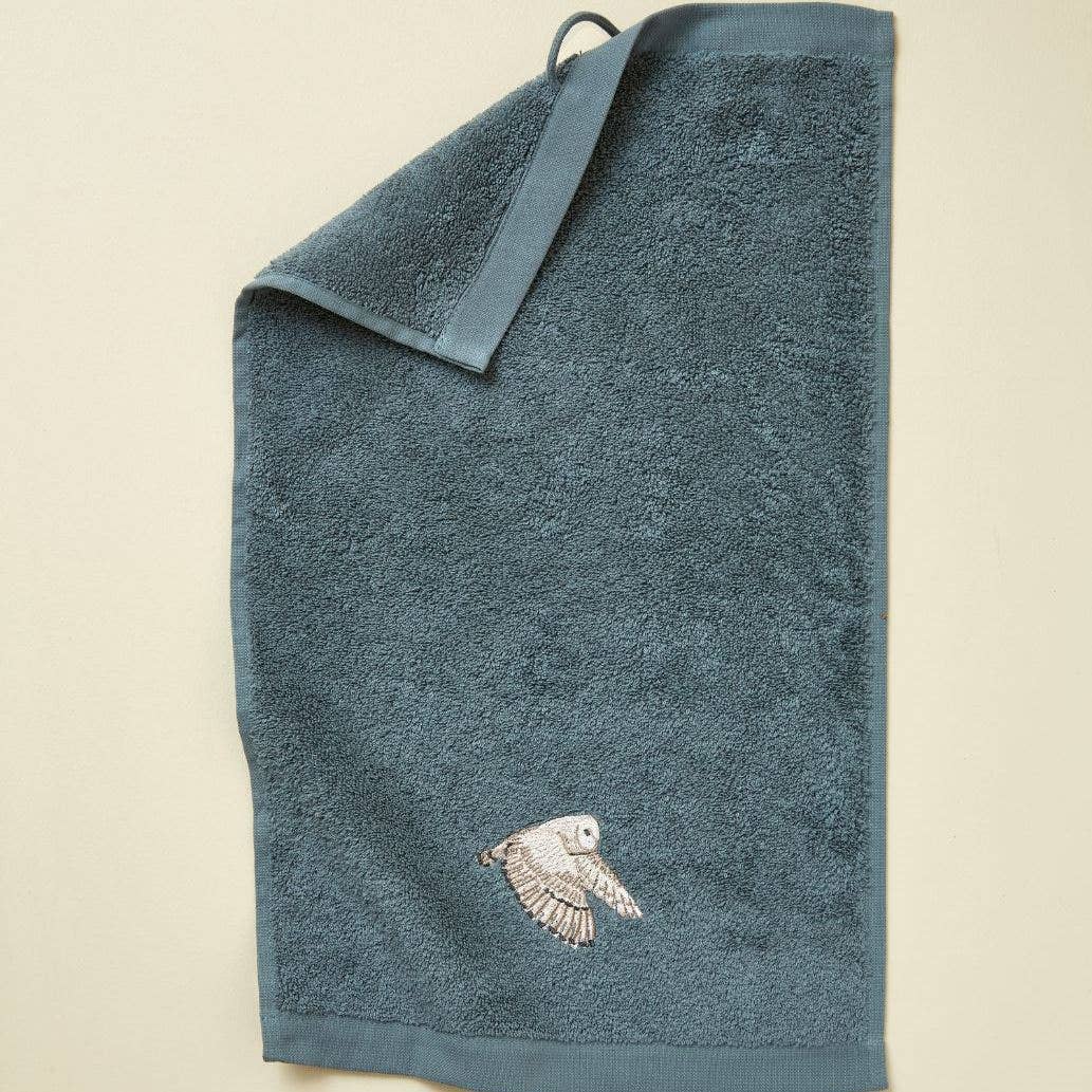 RØGBLÅ SLØRUGLE Gæstehåndklæde 30x50 cm. Design med en broderet slørugle i beige og råhvide nuancer på en røgblå bund.