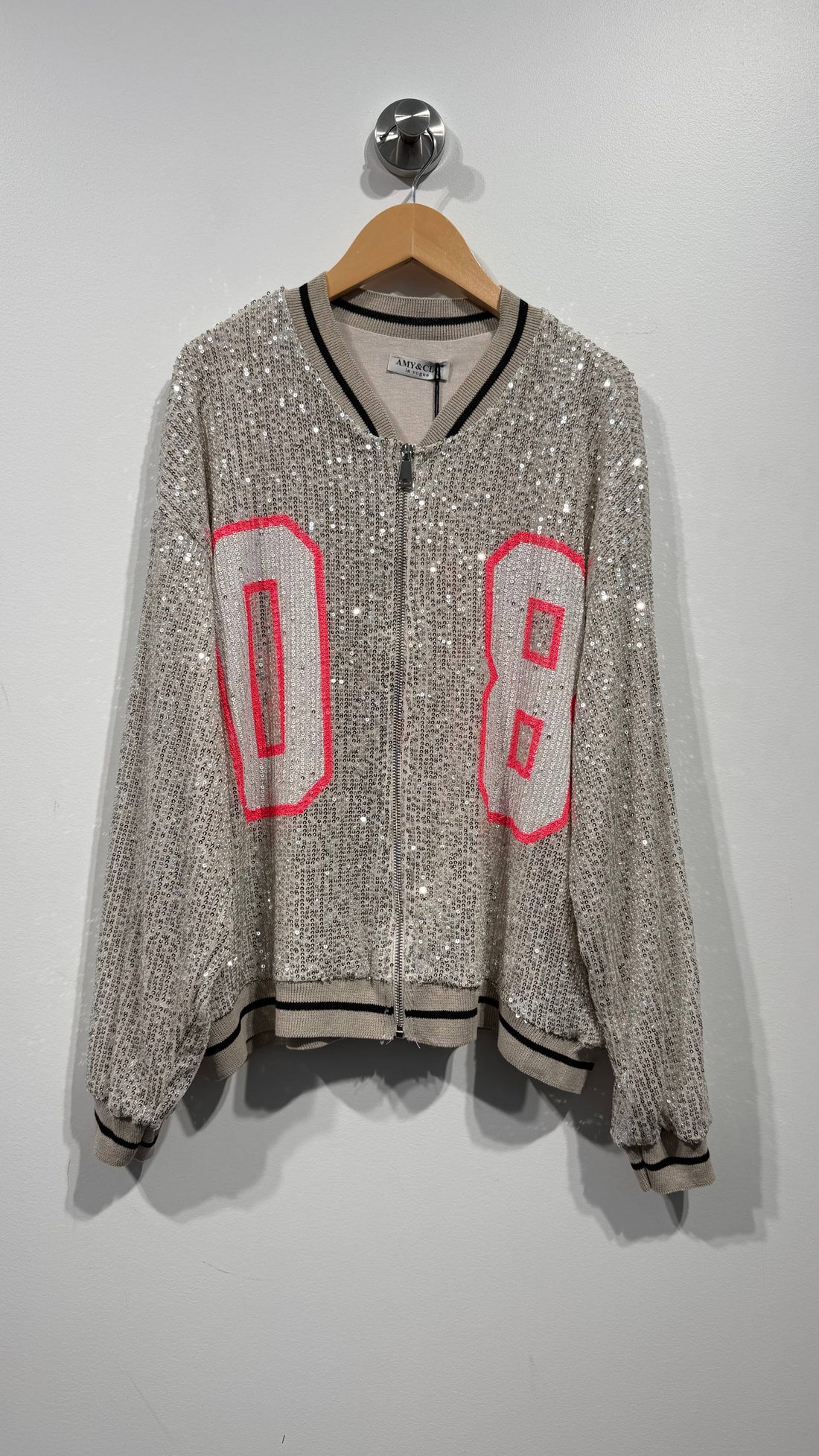 08 Creme Palietbomber. Cremefarvet palietbomber med rosa 08 og ribkanter.