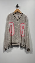 08 Creme Palietbomber. Cremefarvet palietbomber med rosa 08 og ribkanter.