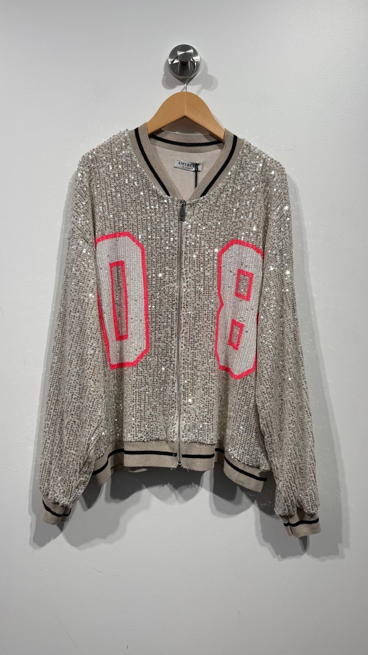 08 Creme Palietbomber. Cremefarvet palietbomber med rosa 08 og ribkanter.