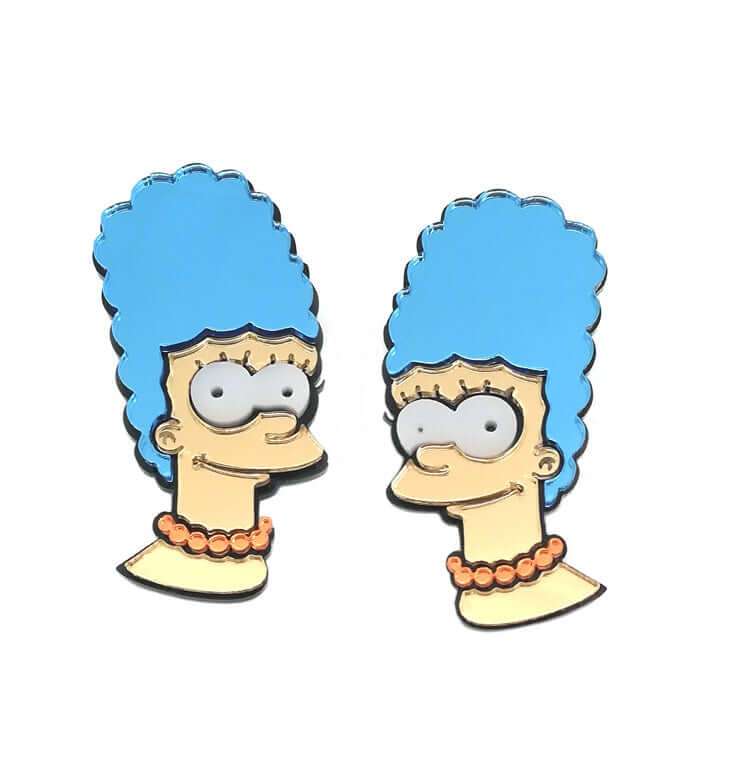 MARGE SIMPSON Ørestikker. To Marge Simpson-ørestikker med højt blåt hår.