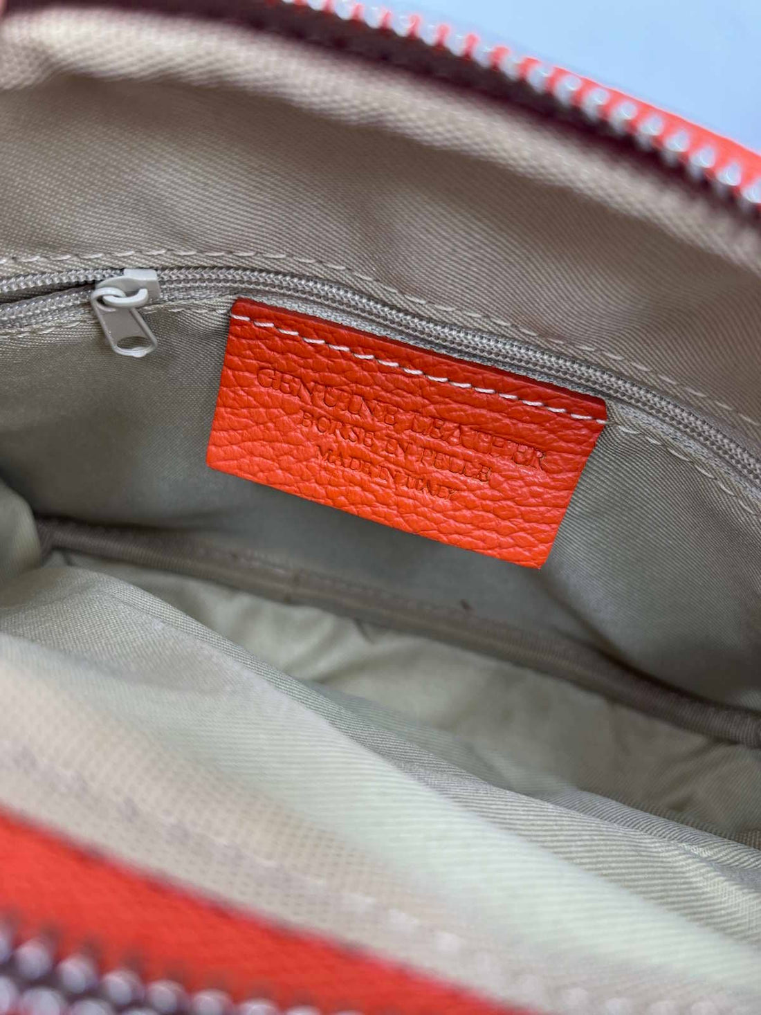 ORANGE Lædertaske med Kvast. Klar orange lædertaske med lynlås, kvast og lang rem.