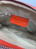 ORANGE Lædertaske med Kvast. Indvendig lynlåslomme i orange taske.