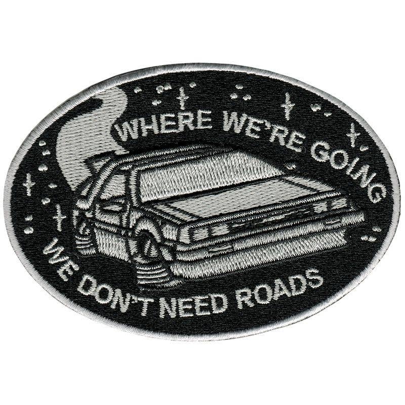 WHERE WE'RE GOING WE DON'T NEED ROADS DeLorean Strygemærke, en DeLorean og teksten WHERE WE'RE GOING WE DON'T NEED ROADS