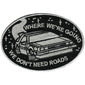 WHERE WE'RE GOING WE DON'T NEED ROADS DeLorean Strygemærke, en DeLorean og teksten WHERE WE'RE GOING WE DON'T NEED ROADS