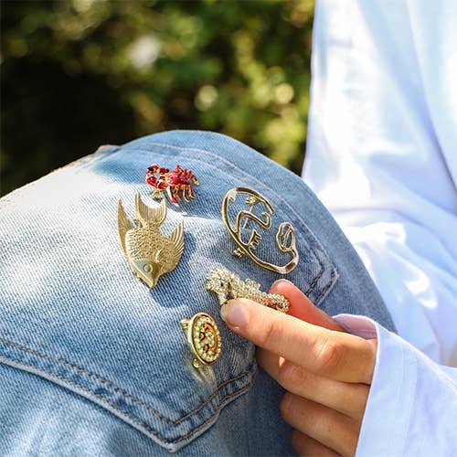 RØD KRABBE Broche, krabbebroche stylet med andre brocher på denim
