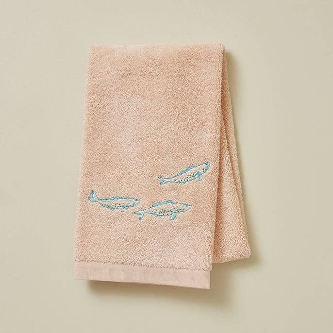 FERSKENROSA FISK Håndklæde 50x100 cm. Design med små broderede fisk på en ferskenrosa bund.