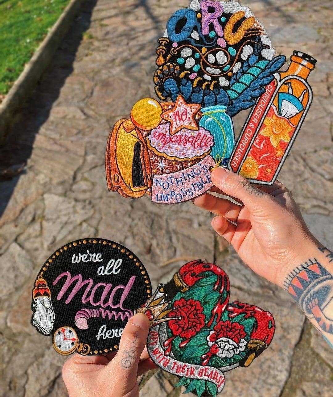 CURIOUSER & CURIOUSER Strygemærke, stylinginspiration med broderede mærker fra La Barbuda
