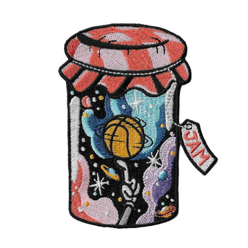 BASKETBALL MARMELADE Strygemærke, et syltetøjsglas med en basketball og rumdetaljer