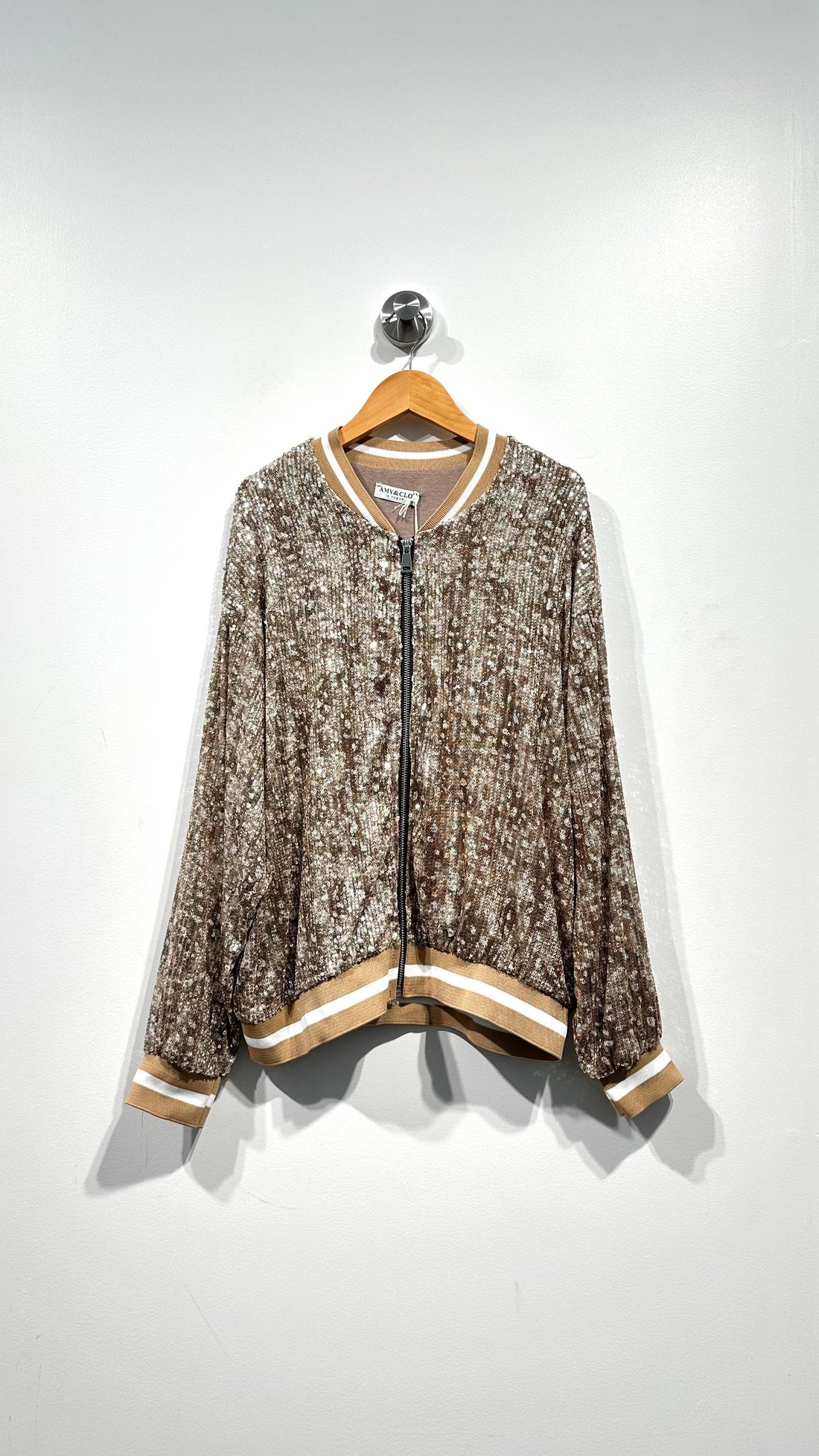 BEIGE BAMBI Palietbomber. Beige og brun palietbomber med dyremønster, vist på model eller bøjle.