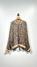 BEIGE BAMBI Palietbomber. Beige og brun palietbomber med dyremønster, vist på model eller bøjle.