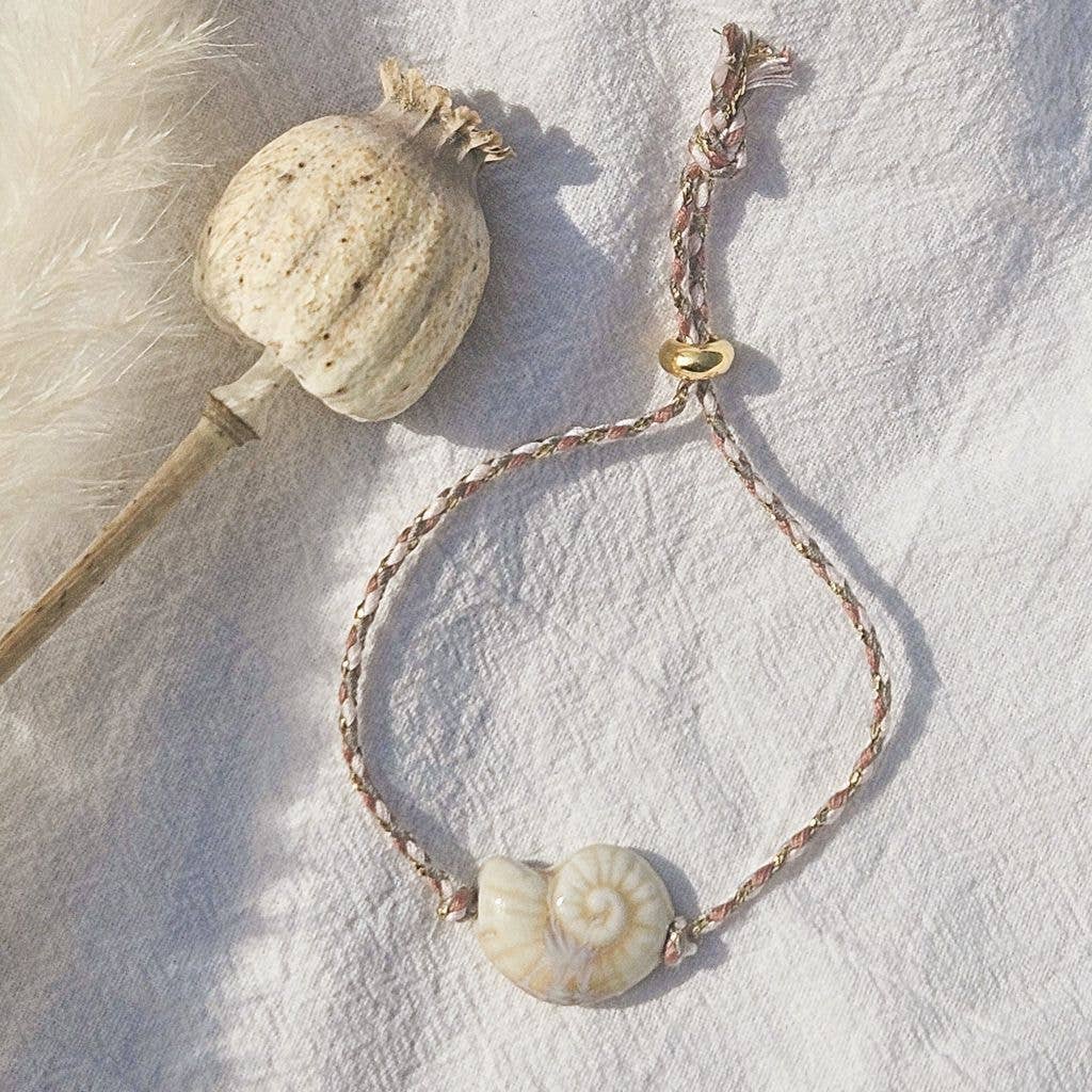 BEIGE MUSLING Charm Armbånd