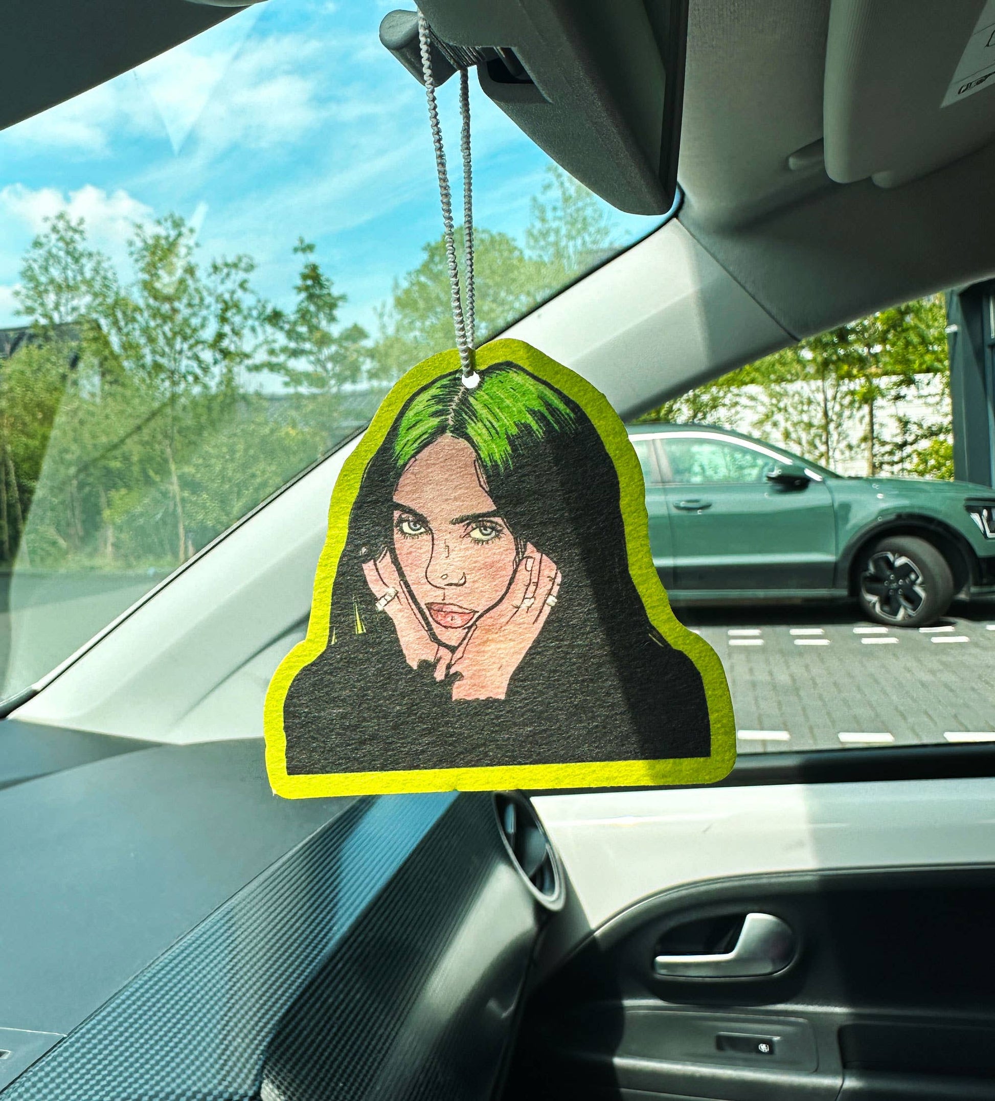 Billie Eilish inspireret duftfrisker hængende i bil