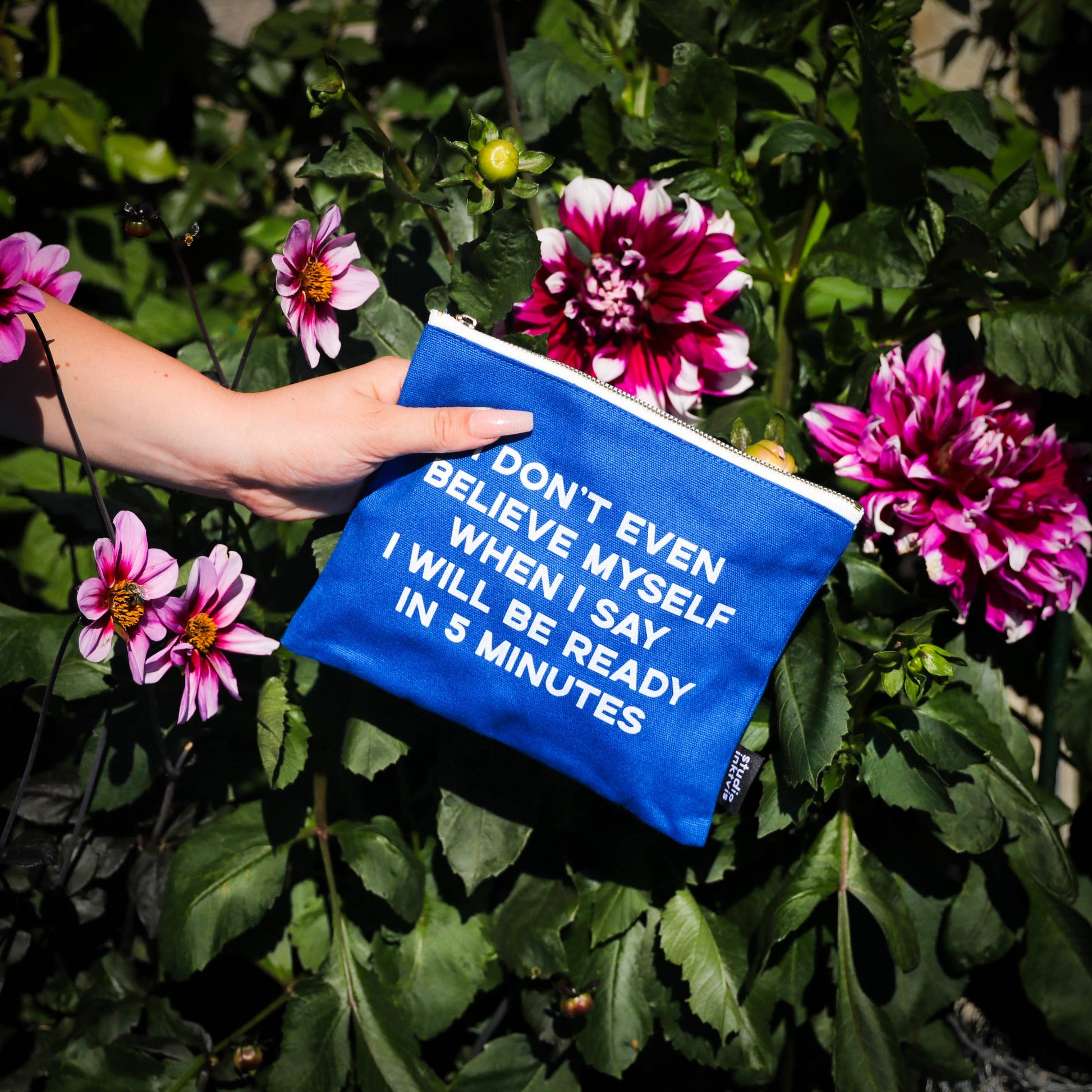 Blå canvas makeup pung med tekst