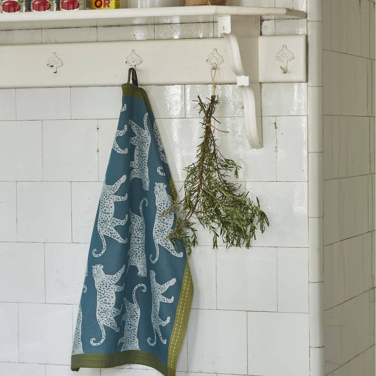 Blå leopard viskestykke hængende i moderne køkken