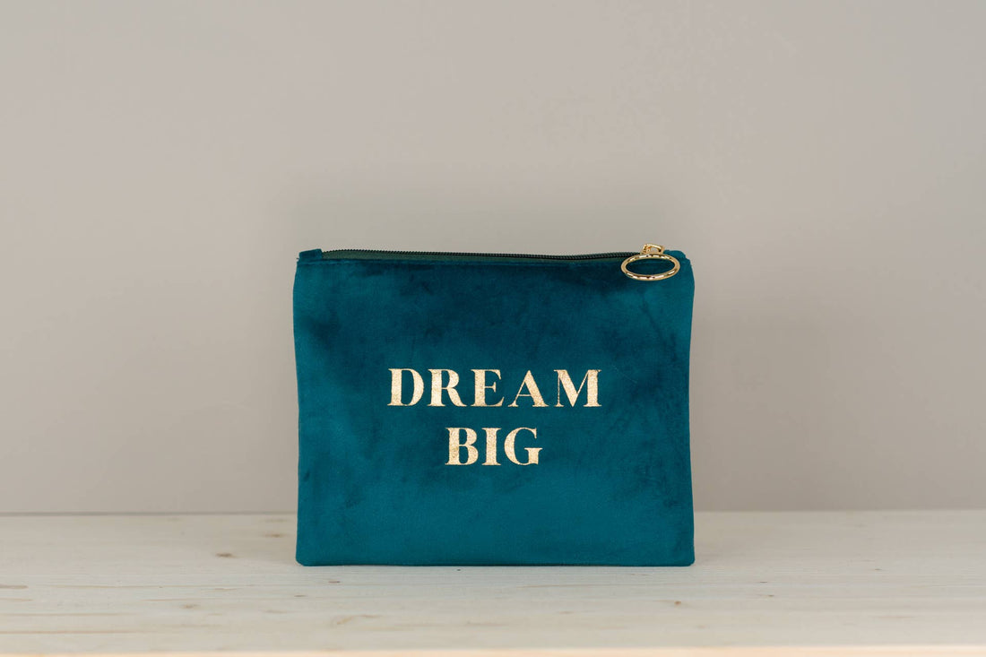 Dream Big blå makeuptaske i velour med guld skrift