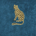 Blåt håndklæde med leopard broderi