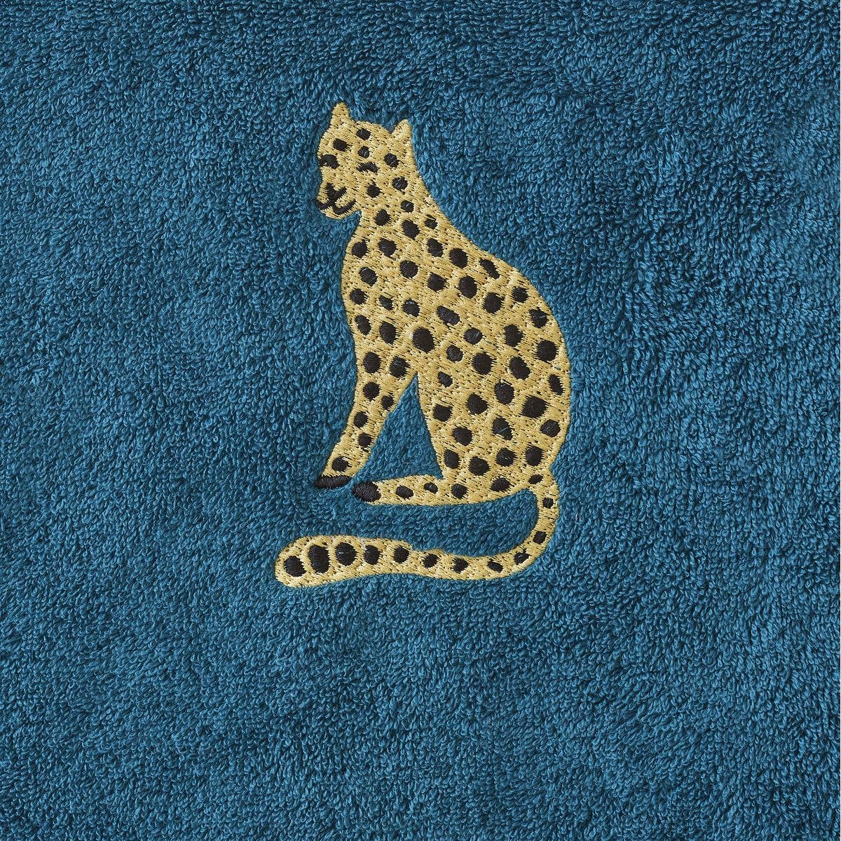Blåt håndklæde med leopard broderi