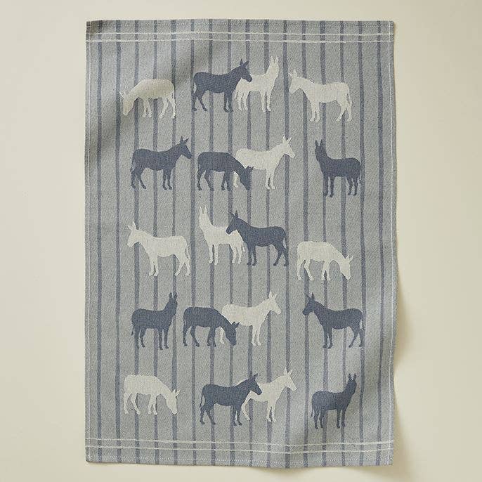 Blåt og hvidt viskestykke med æsler i nordisk køkken