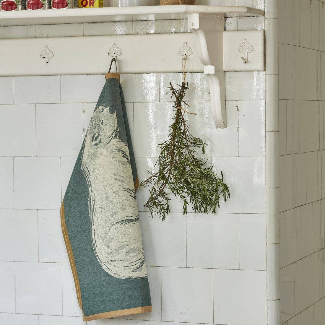 Blåt viskestykke med isbjørn i nordisk køkken