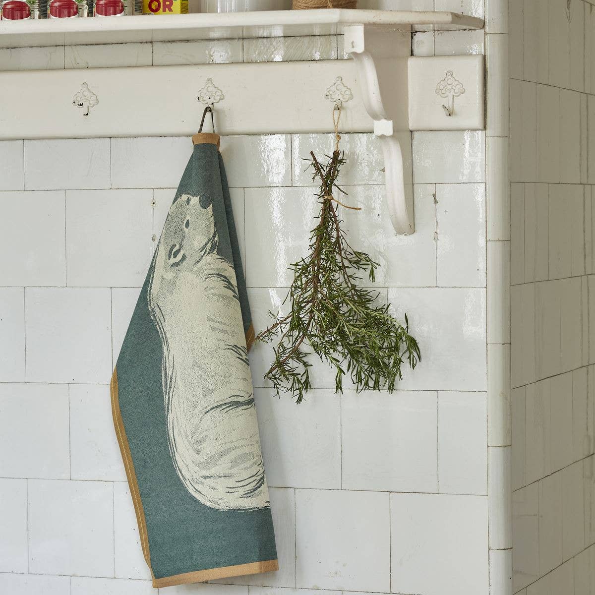 Blåt viskestykke med isbjørn i nordisk køkken