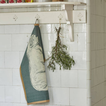 Blåt viskestykke med isbjørn i nordisk køkken