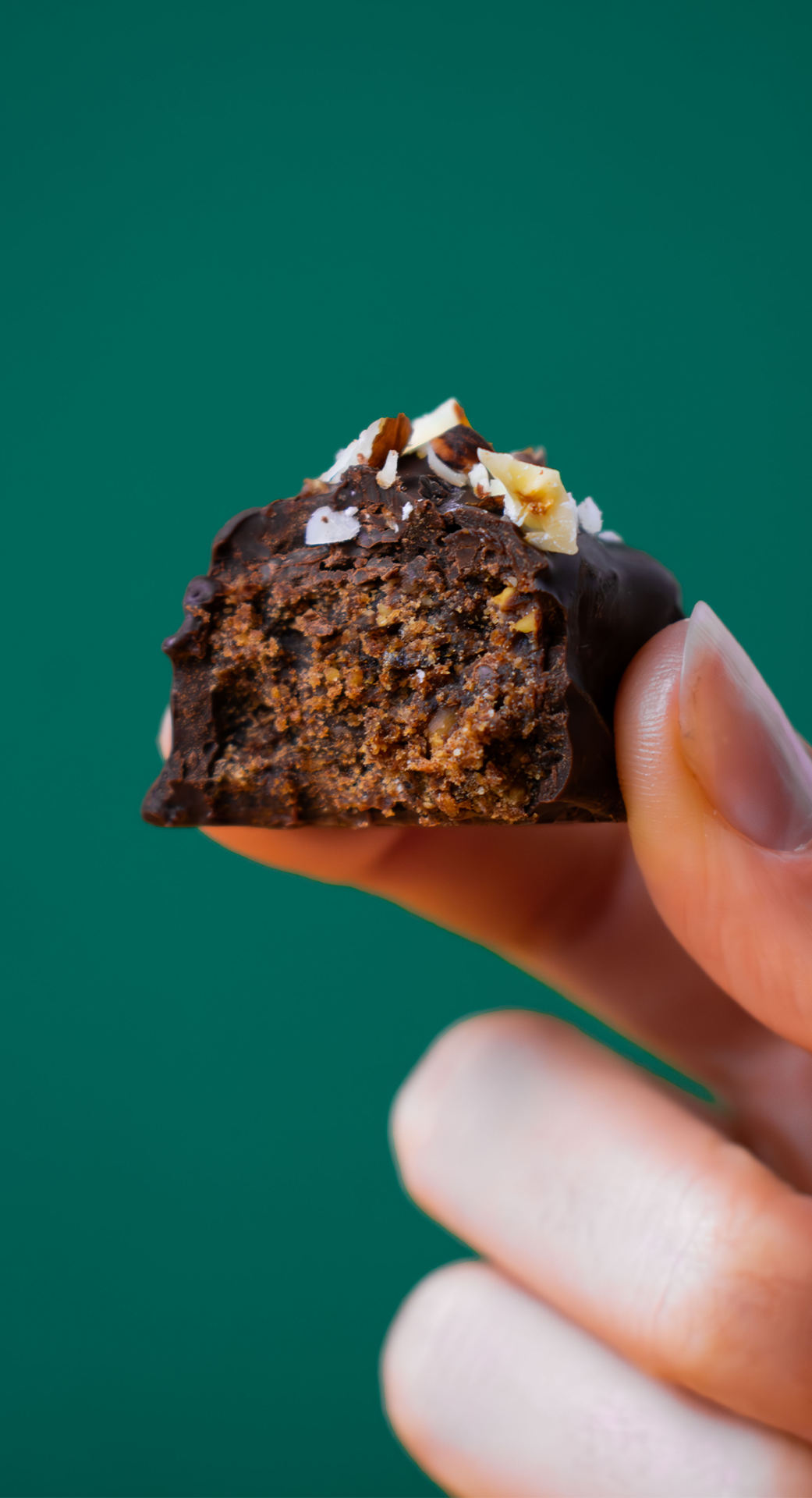 CALL ME NUTS Økologisk Mørk Chokolade med Hasselnødder og cashew, vegansk og glutenfri