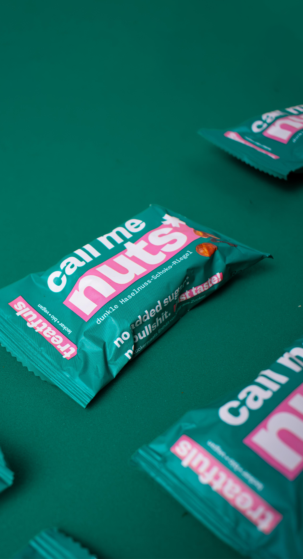 CALL ME NUTS Økologisk Mørk Chokoladebar med Hasselnødder, vegansk