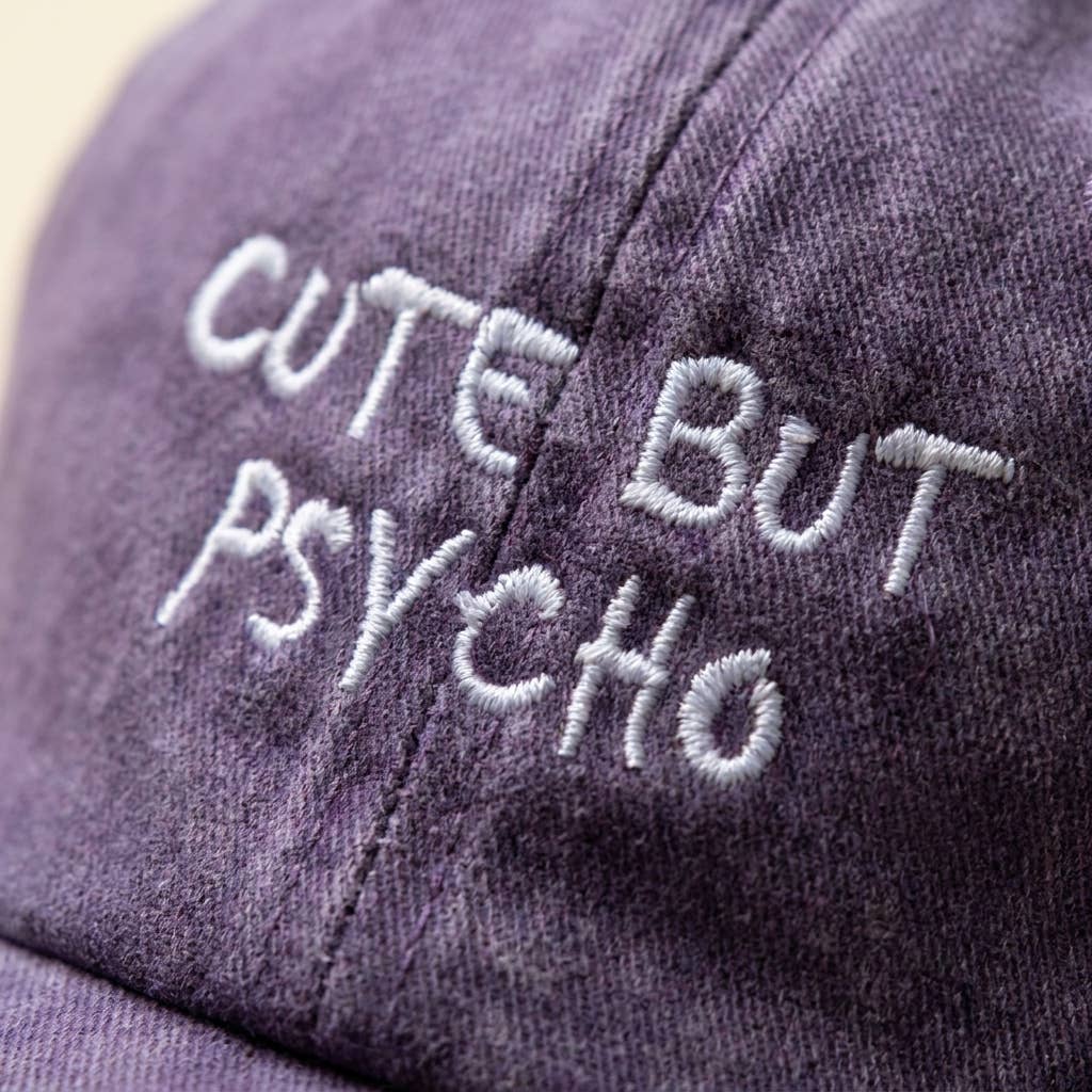 CUTE BUT PSYCHO Lilla Broderet Kasket