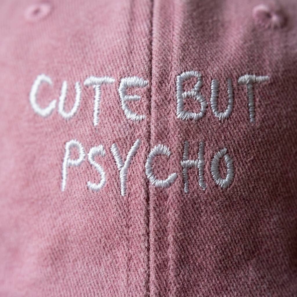 CUTE BUT PSYCHO Pink Broderet Kasket hvid tekst