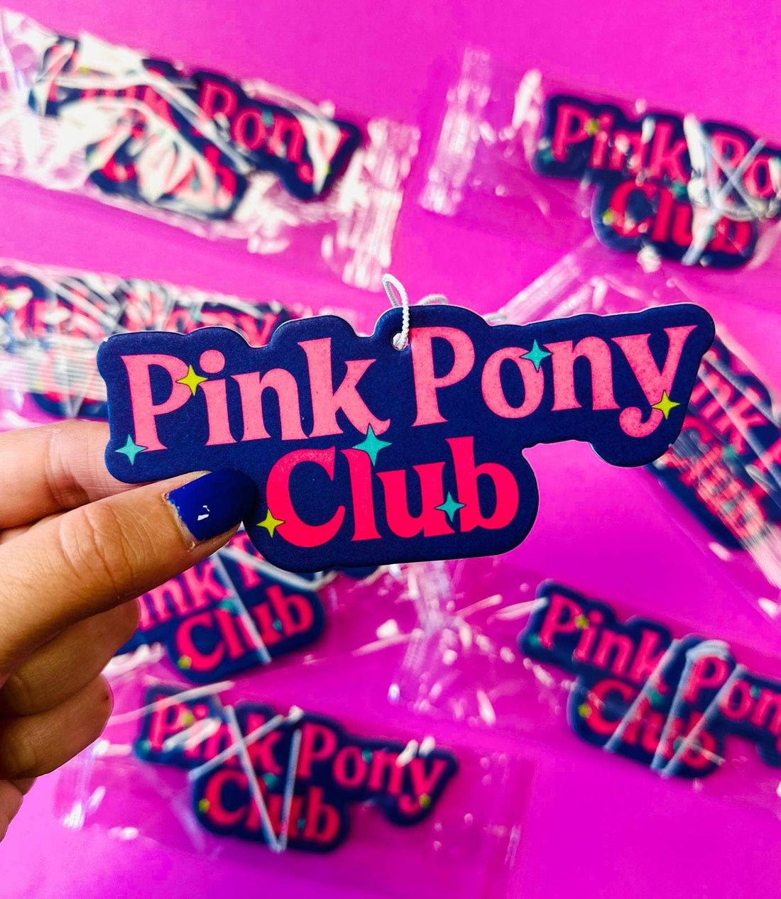 Pink Pony Club duftfrisker hængende i bil