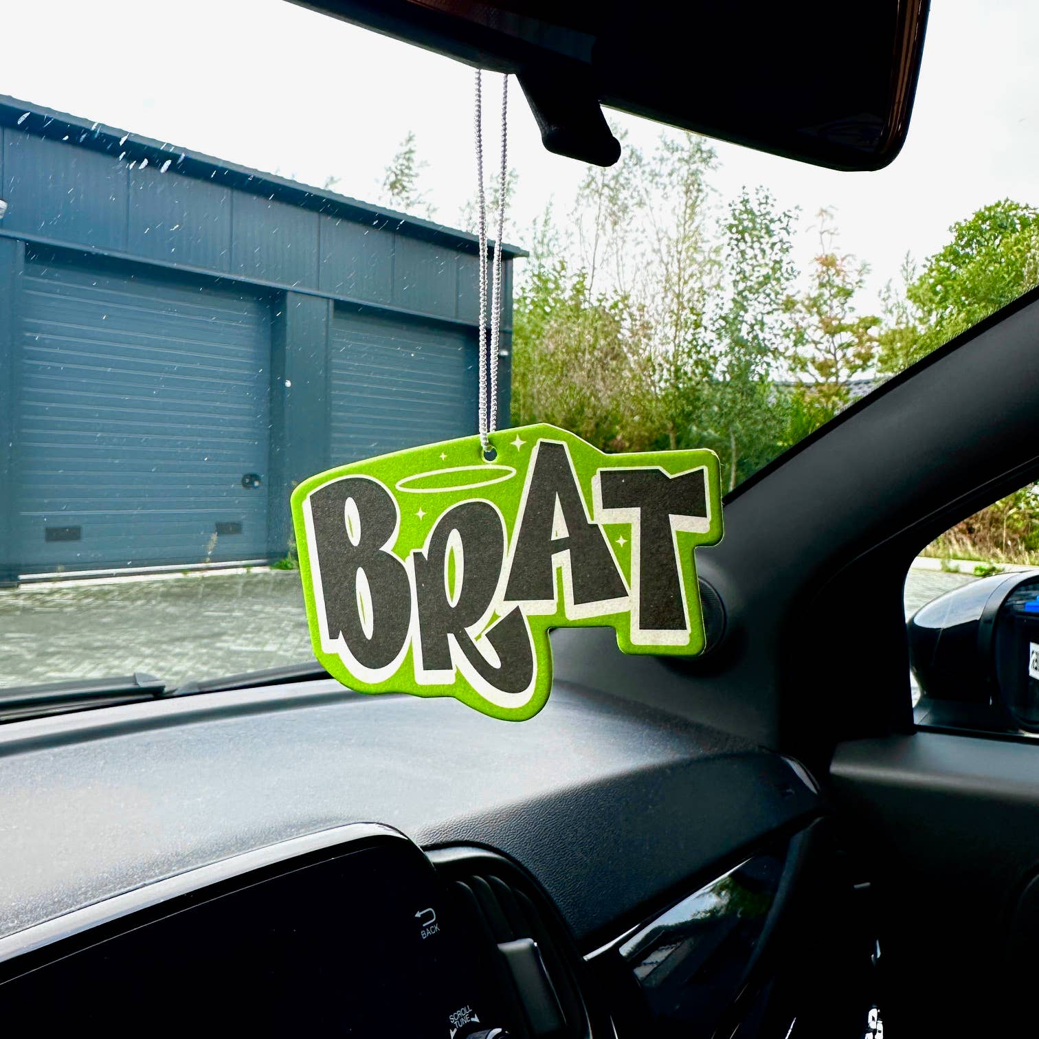 Charli XCX inspireret car air freshener i bakspejl