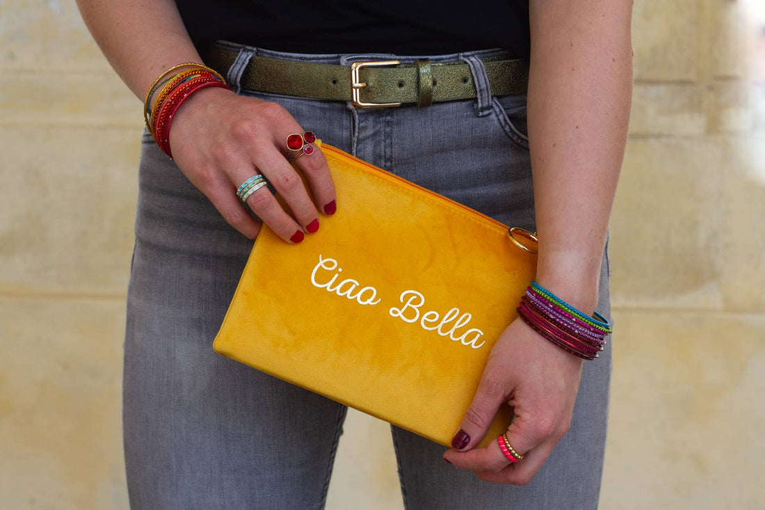 Ciao Bella gul makeuptaske i fløjl med guld skrift