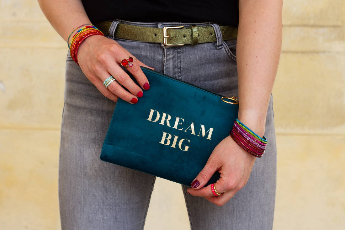 Dream Big blå makeuptaske i velour med guld skrift