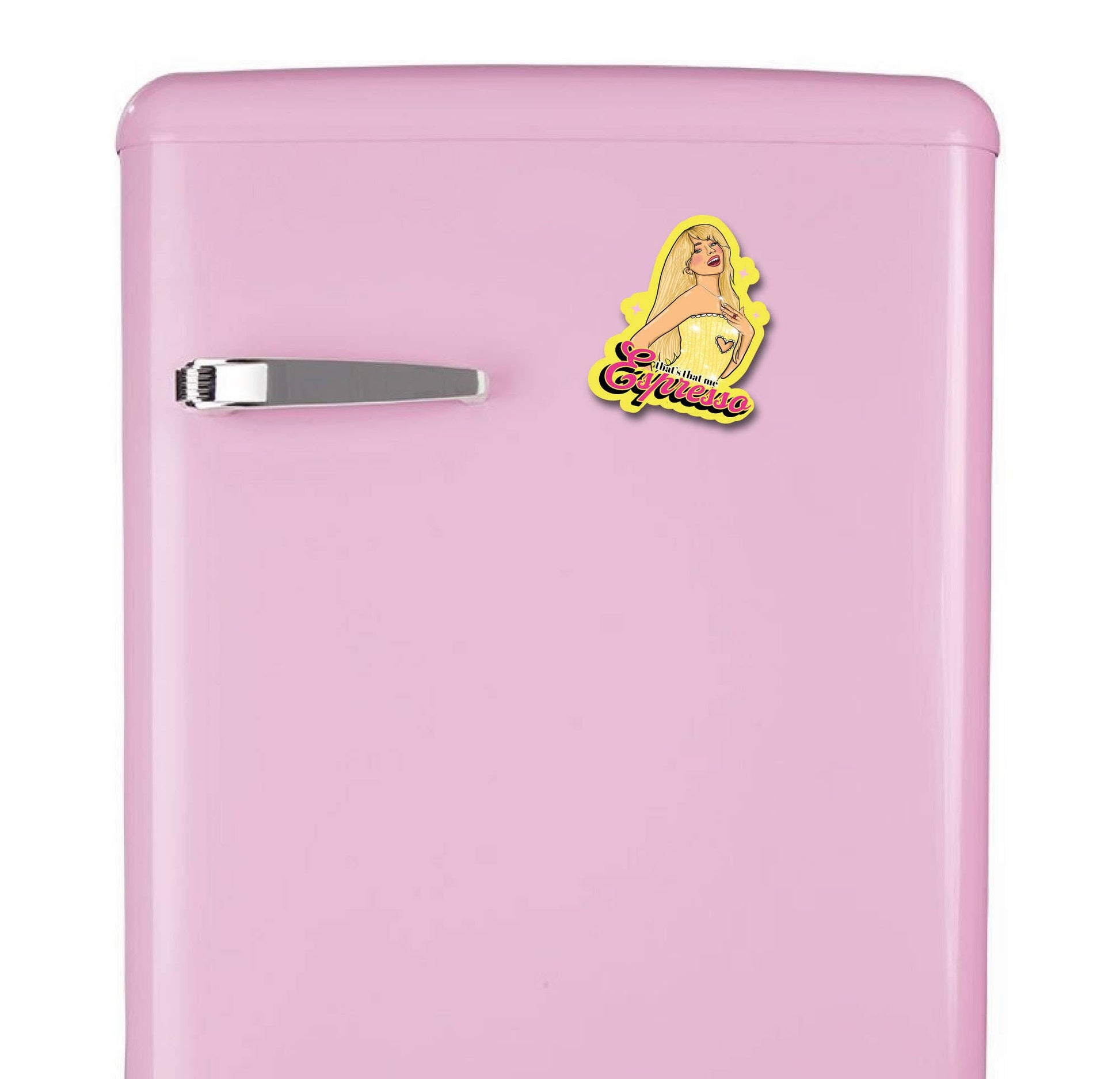 Espresso magnet på køleskab i farverigt køkken