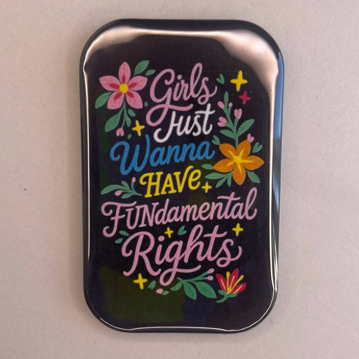 GIRLS JUST WANNA HAVE FUNDAMENTAL RIGHTS feministisk køleskabsmagnet