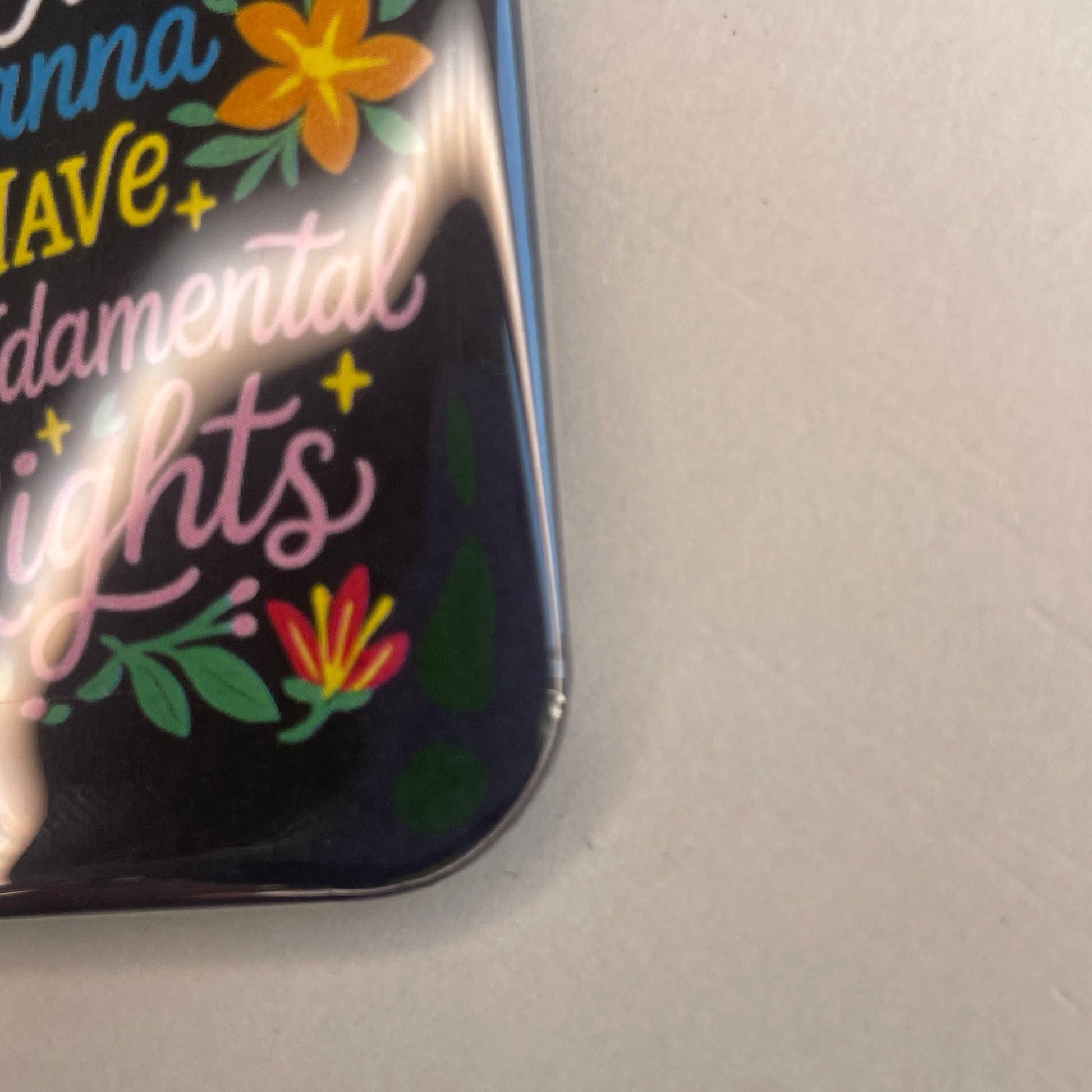 GIRLS JUST WANNA HAVE FUNDAMENTAL RIGHTS sort feministisk køleskabsmagnet