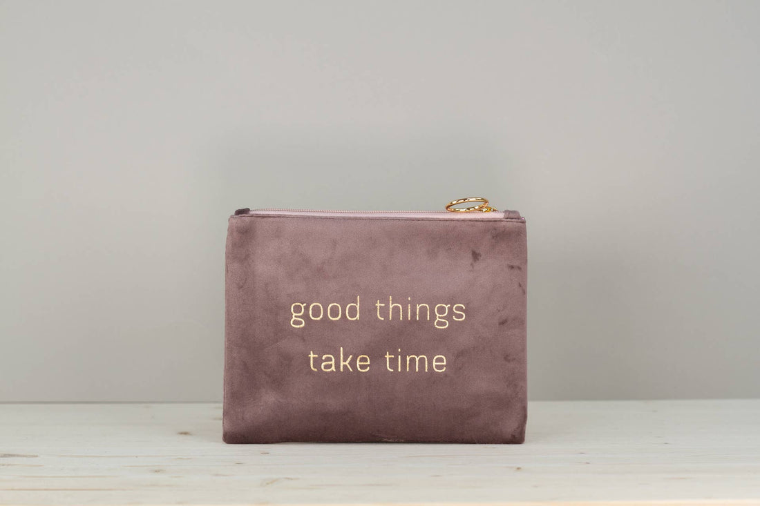 Good Things Take Time makeuptaske i støvet pink velour